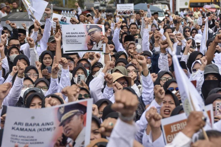 Guru Honorer Akan Dihapus Mulai 2027, Begini Nasib Kelanjutannya dari Mendikdasmen!