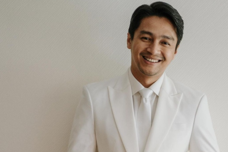 Profil dan Biodata Deva Mahenra, Pemeran Dennis di Serial Luka, Makan, Cinta (2026) Sebagai Seorang Chef