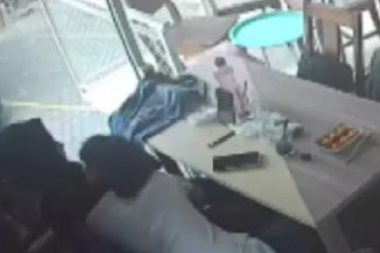 Link Video Viral Warung Dimsum Solo 1 Menit 18 Detik , Pelaku Pasangan Muda Mudi Digrebek Pelanggan Karena Ketahuan Bercumbu!