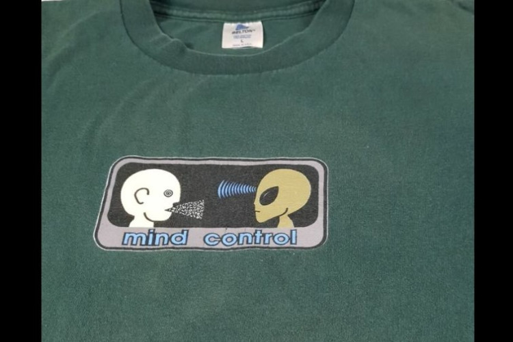 Viral Baju Vintage Alien Workshop Jadi Buruan di Thrift Shop, Cek Disini Harga Aslinya yang Cukup Bikin Tercengang!