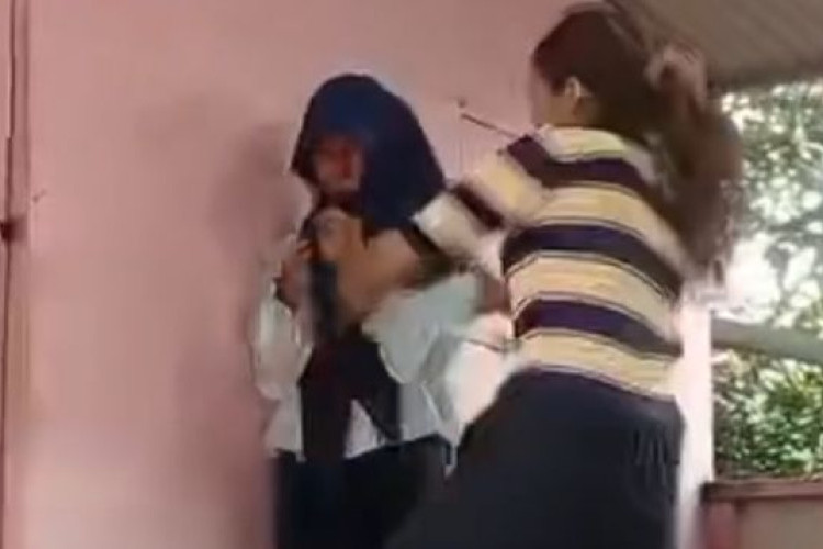 Viral Video Perundungan Remaja Putri di Belakang Padang Batam, Ibu Korban Geram: 'Tunggu Aku Balik!'