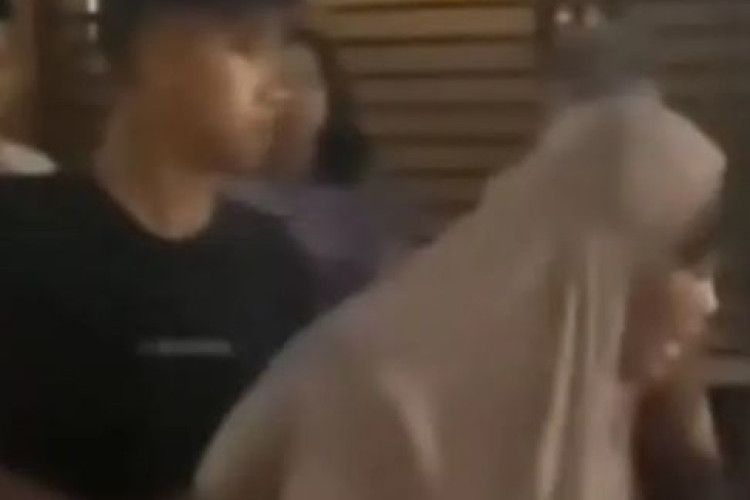 Viral Video Wanita Bermukena Curi Motor Saat Magrib di Duren Sawit, Pura-Pura Linglung Saat Ditangkap
