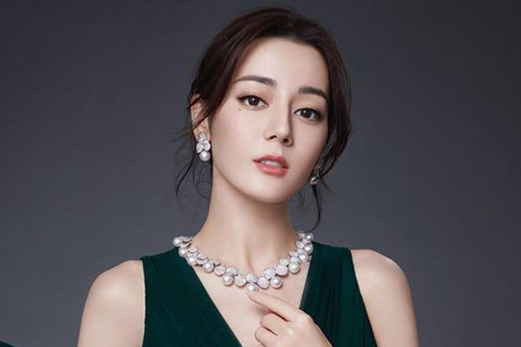 Profil dan Biodata Dilraba Dilmurat, Pemeran Ratu He Simu di Drama China Love Beyond the Grave