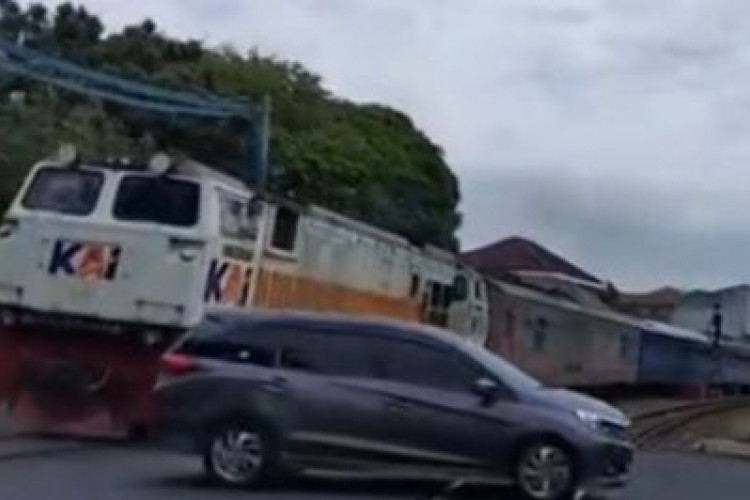 Mobil MPV Terobos Palang Pintu Kereta Api Saat Sedang Lampu Merah, Nyaris Tertabrak KA dan Picu Kemarahan Warga