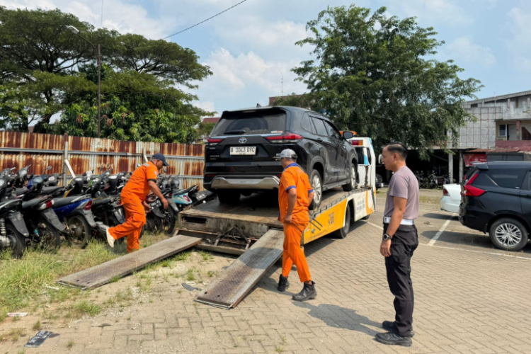 Ugal-Ugalan! Innova Zenix Kabur ke Jalan Tol Usai Tabrak Sejumlah Pengendara Hingga Ringsek