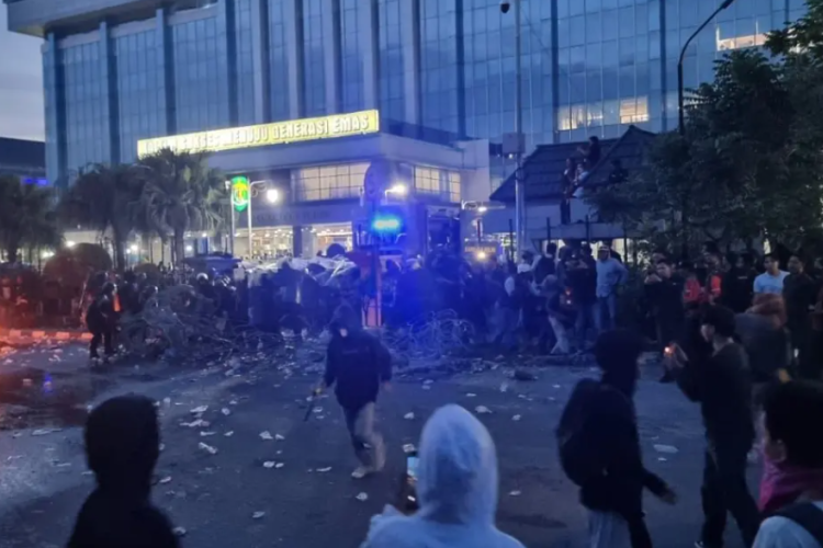 Aksi Demo 21 April 2026 Samarinda Berakhir Ricuh, Massa Tuntut Gubernur Kaltim Buka Suara