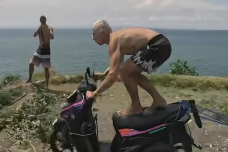 Link Video Bule Lompat dari Motor Sewaan ke Laut Bikin Geger Warga Bali, Berujung Diciduk Polisi