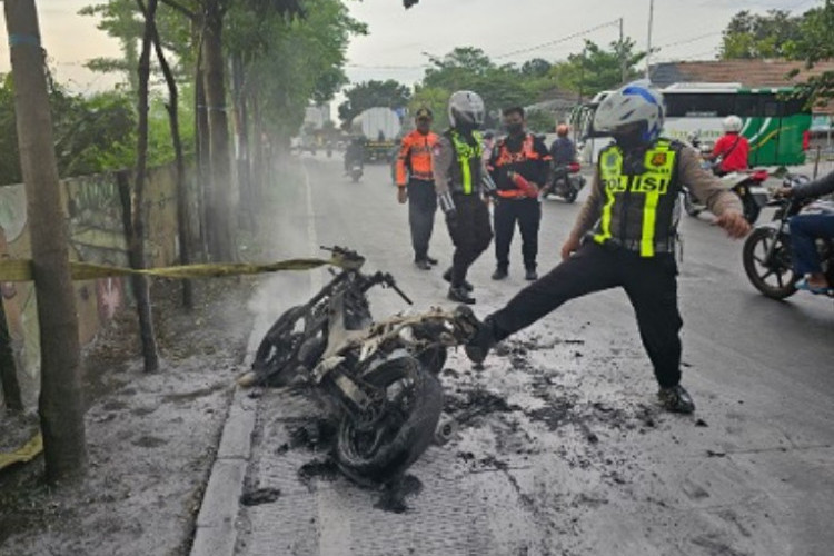 Sepeda Motor Honda CBR Terbakar di Depan Terminal Bunder Gresik, Satlantas Bergerak Cepat Bantu Padamkan Api