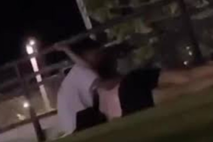 Link Video Sejoli Mesum di Balkon Alun-alun Tuban, Isinya Tuai Komentar Negatif Netizen!