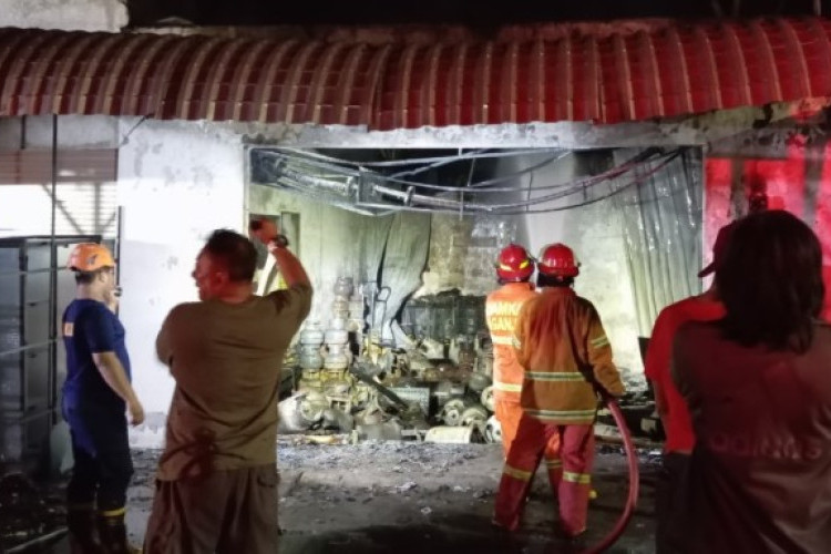Penyebab Gudang LPG di Denpasar Terbakar Diduga Karena Pengoplosan Gas LPG,Pertamina Sebut Bukan Pangkalan Resmi 
