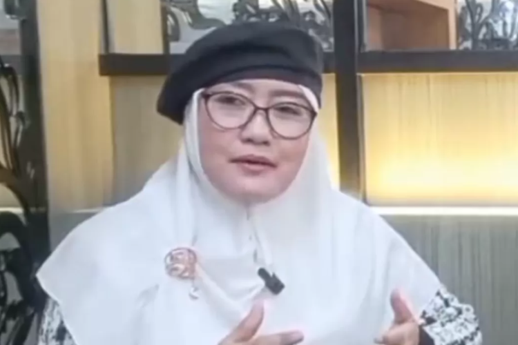 VIRAL! Aksi Orasi Wuri Baret Menuai Kecaman Warga Usai Cemooh Jokowi dengan Gestur Kurang Pantas