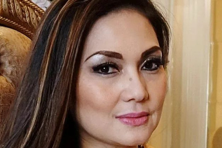 Nia Daniaty Menikah Lagi dengan Thomas Bule Kaya Asal Australia, Fakta atau Hoaks? Mantan Istri Farhat Abbas ini Disorot!