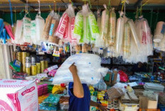 Harga Plastik Naik Cekik Pedagang UMKM, Ternyata Ini Penyebab Kenaikan Hingga 100%