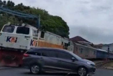 Mobil MPV Terobos Palang Pintu Kereta Api Saat Sedang Lampu Merah, Nyaris Tertabrak KA dan Picu Kemarahan Warga