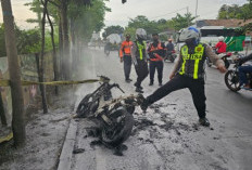 Sepeda Motor Honda CBR Terbakar di Depan Terminal Bunder Gresik, Satlantas Bergerak Cepat Bantu Padamkan Api